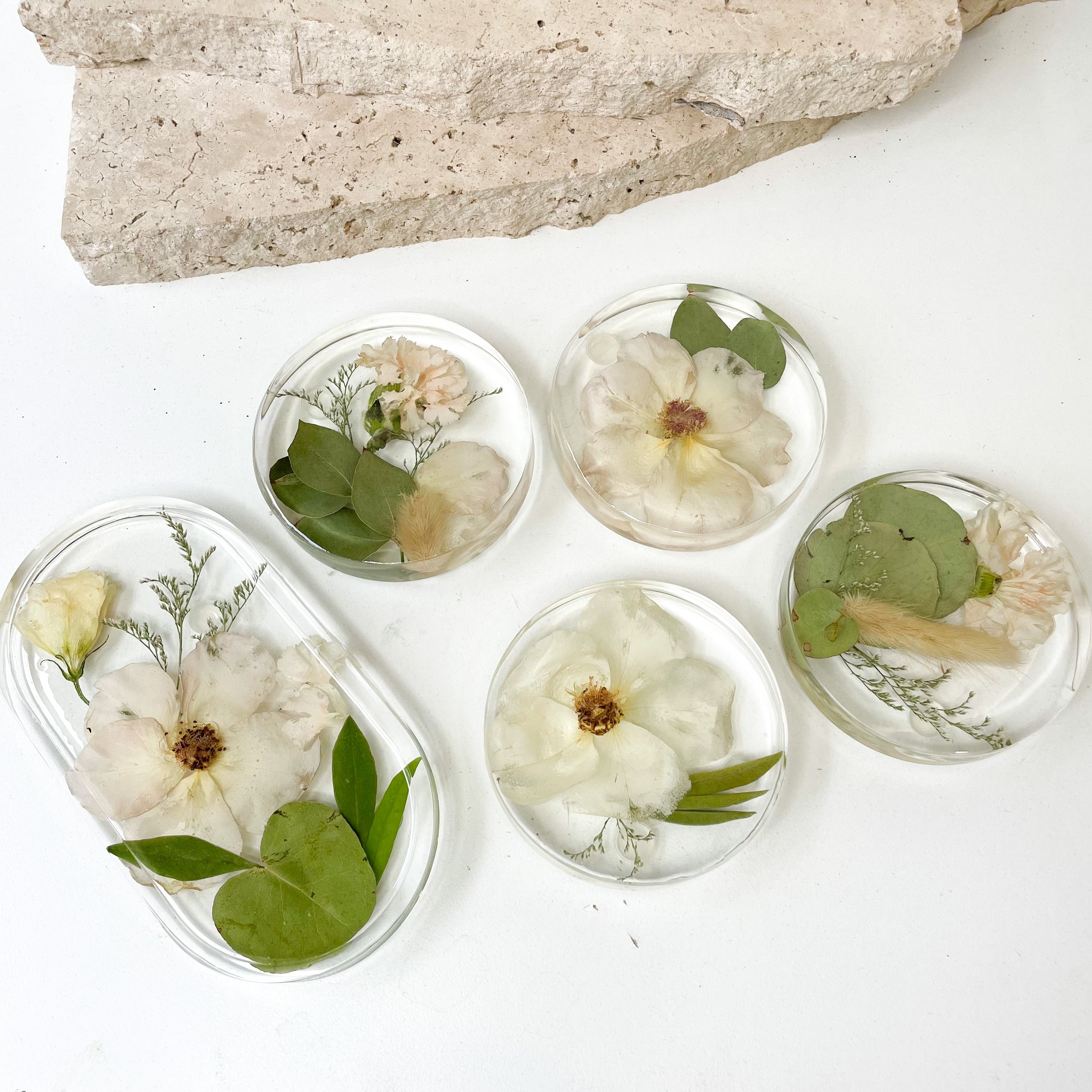 preserved-flowers-round-resin-coaster-set-4 - white green neutral wedding bouquet - rose - jewellery tray