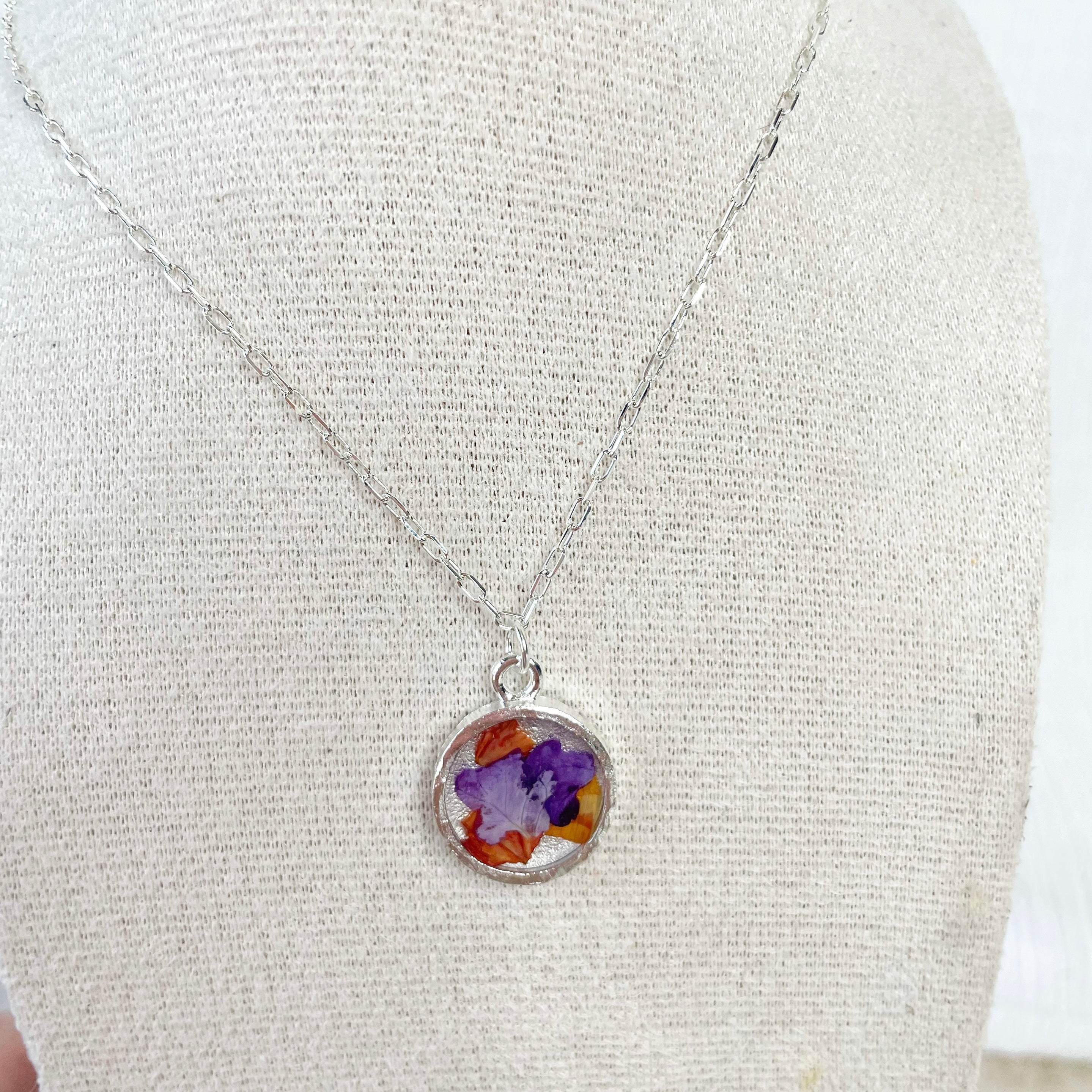 Preserved Flowers Pendant Necklaces - Hammered Circle